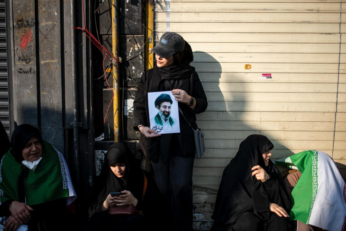 مراسم بیعت با آیت‌الله سید مجتبی خامنه‌ای با حضور جمع کثیری از مردم