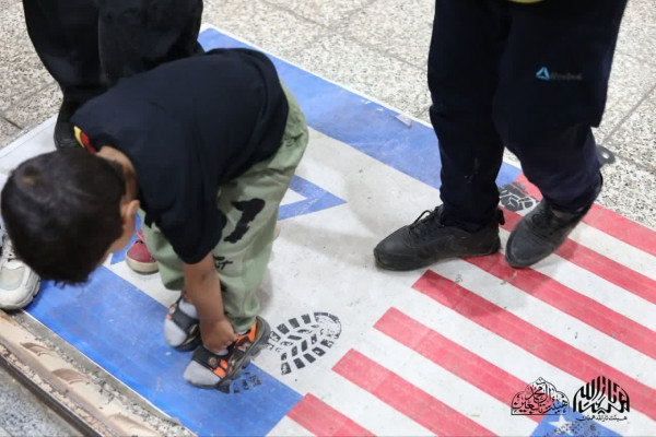 لِه شد پرچم‌های آمریکا و اسرائیل زیر پای عزاداران حسینی همدان