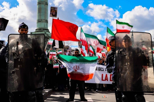 پوسترهای مجموعه «به کدامین گناه؟» در دست مردم آزاده جهان