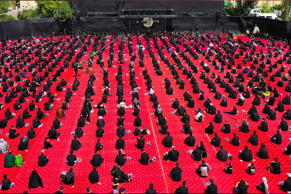 在保持社交距离的情况下举行伊玛目侯赛因（愿他安息）的悼念活动