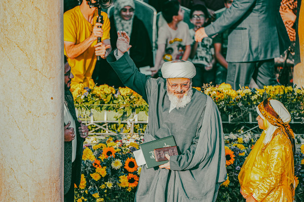 在设拉子哈菲兹陵举行的 马赫费尔 庆典