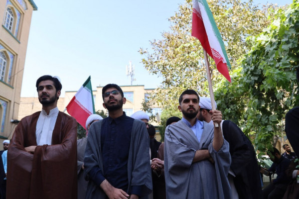 طلاب همدانی در صف اول دفاع از  کلام رهبر