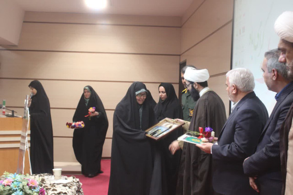 مراسم گرامیداشت بانوان شهیده با حضور مسئولان، خانواده شهدا و راوی کتاب «خاتون و قوماندان» برگزار شد