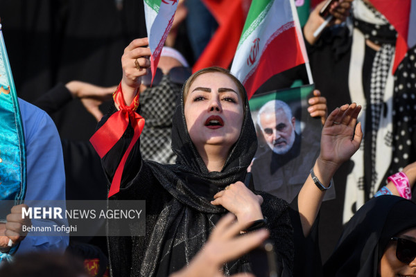 Mass Recitation of “Hello Commander” Anthem at Azadi Stadium in Tehran
