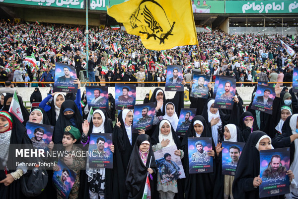 Mass Recitation of “Hello Commander” Anthem at Azadi Stadium in Tehran