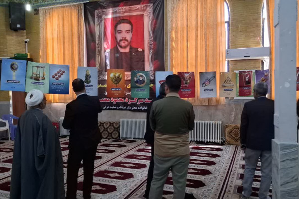 نمایشگاه پوستر زندگی با آیه ها در مسجدجامع شهر بدره