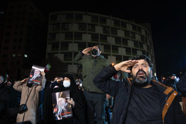 تجمع شبانه مردم در حمایت از ایران ادامه دارد