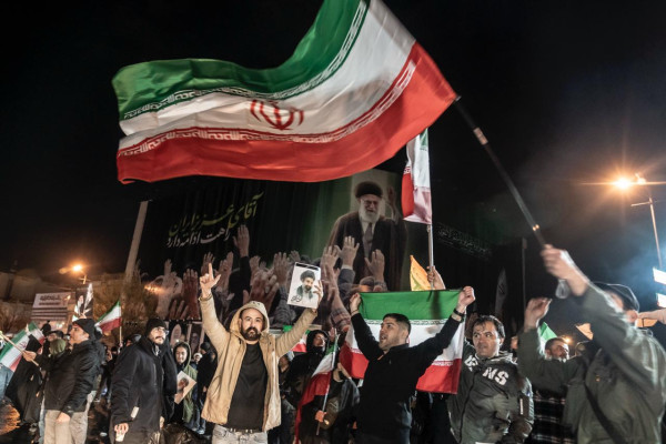 تجمع شبانه مردم در حمایت از ایران ادامه دارد