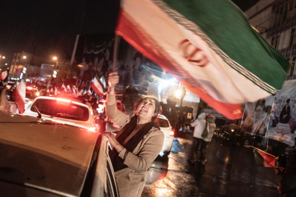 تجمع شبانه مردم در حمایت از ایران ادامه دارد