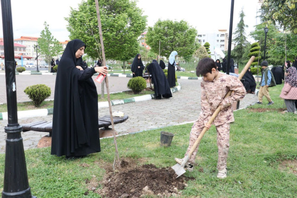 کاشت 200 اصله نهال مثمر لبیک به فرمان رهبر معظم انقلاب