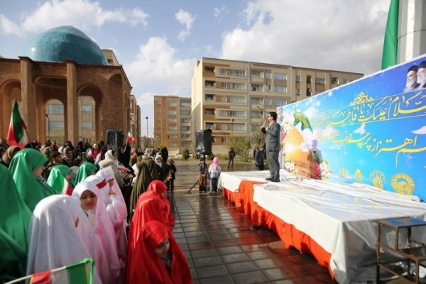 مراسم اهتزاز پرچم امام رضا (ع) بر فراز شهر همدان