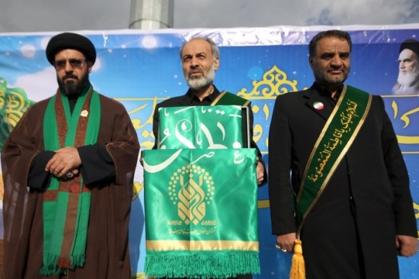 مراسم اهتزاز پرچم امام رضا (ع) بر فراز شهر همدان