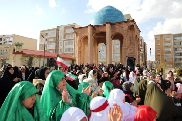 مراسم اهتزاز پرچم امام رضا (ع) بر فراز شهر همدان