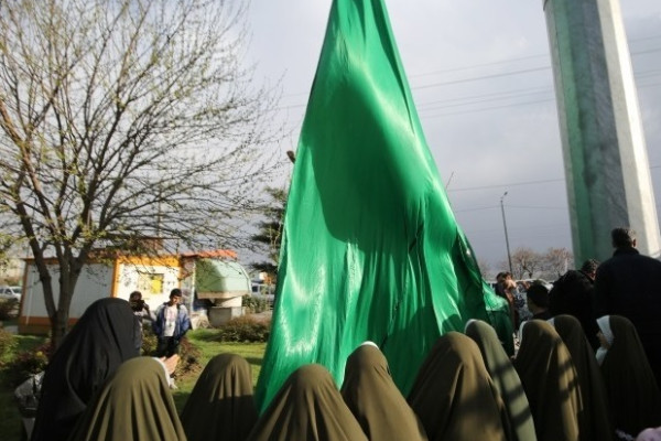 مراسم اهتزاز پرچم امام رضا (ع) بر فراز شهر همدان
