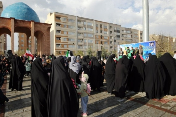 مراسم اهتزاز پرچم امام رضا (ع) بر فراز شهر همدان