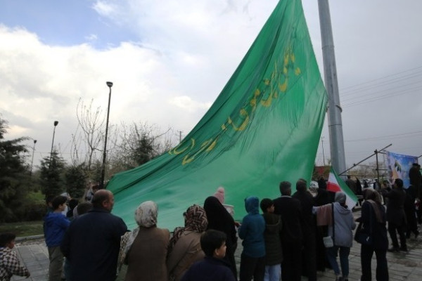 مراسم اهتزاز پرچم امام رضا (ع) بر فراز شهر همدان