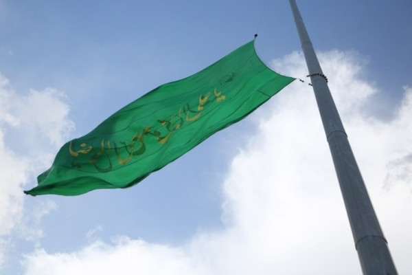 مراسم اهتزاز پرچم امام رضا (ع) بر فراز شهر همدان