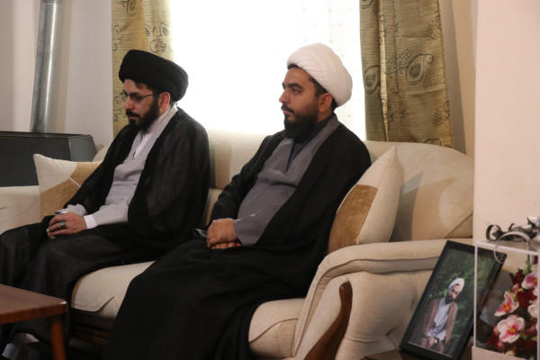 دیدار خانواده شهید طلبه جنگ رمضان و جانباز طلبه حادثه تروریستی میدان آزادی کرمان