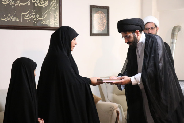 دیدار خانواده شهید طلبه جنگ رمضان و جانباز طلبه حادثه تروریستی میدان آزادی کرمان