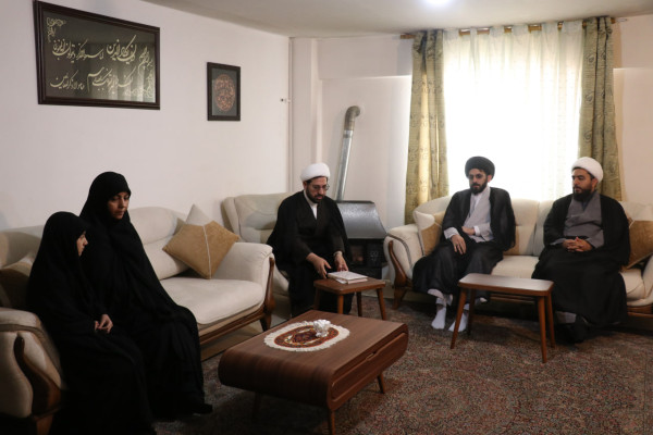 دیدار خانواده شهید طلبه جنگ رمضان و جانباز طلبه حادثه تروریستی میدان آزادی کرمان