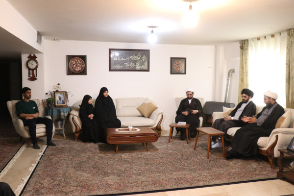 دیدار خانواده شهید طلبه جنگ رمضان و جانباز طلبه حادثه تروریستی میدان آزادی کرمان
