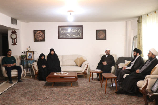دیدار خانواده شهید طلبه جنگ رمضان و جانباز طلبه حادثه تروریستی میدان آزادی کرمان