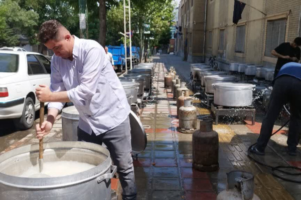 50 دیگ نذری در سنندج؛ تجلی عشق مردمی به امیرالمومنین(ع)