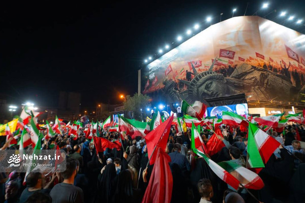 «محفل ستاره‌ها» در میدان انقلاب برپا شد