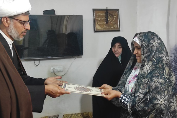 مادری که هم پرستار شد و هم معلم