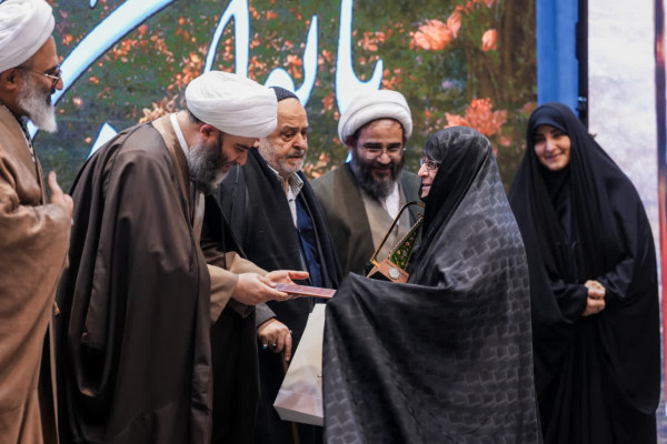 بانوان فعال در حوزه ستایشگری در خط مقدم جنگ روایت‌ها حضور دارند