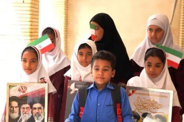 تجلیل از خانواده شهدای دانش‌آموز در بندرعباس